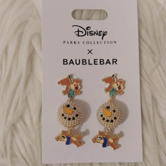 🎄FIRM! NWT DISNEY PARKS COLLECTION X BAUBLEBAR 2023 CHIP & DALE SNOWMAN EARRING - Picture 5 of 12